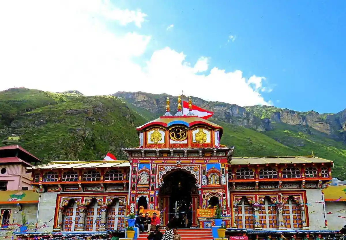 Can a girl travel to Badrinath alone?